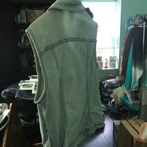 Sleeveless light denim vest